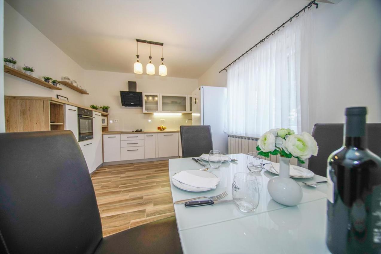 Apartman Mate Splitska Exterior foto